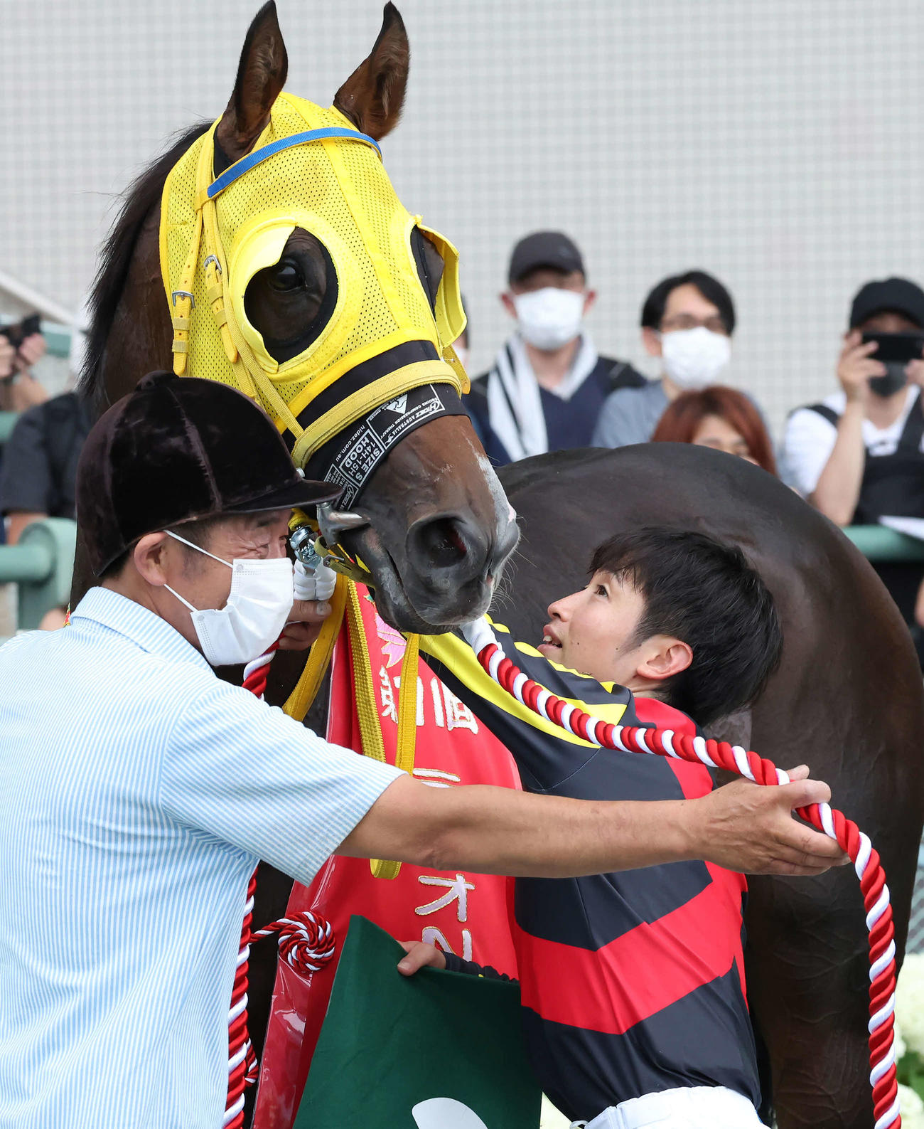 ラジオNIKKEI賞を制したフェーングロッテンをねぎらう松若騎手（撮影・丹羽敏通）