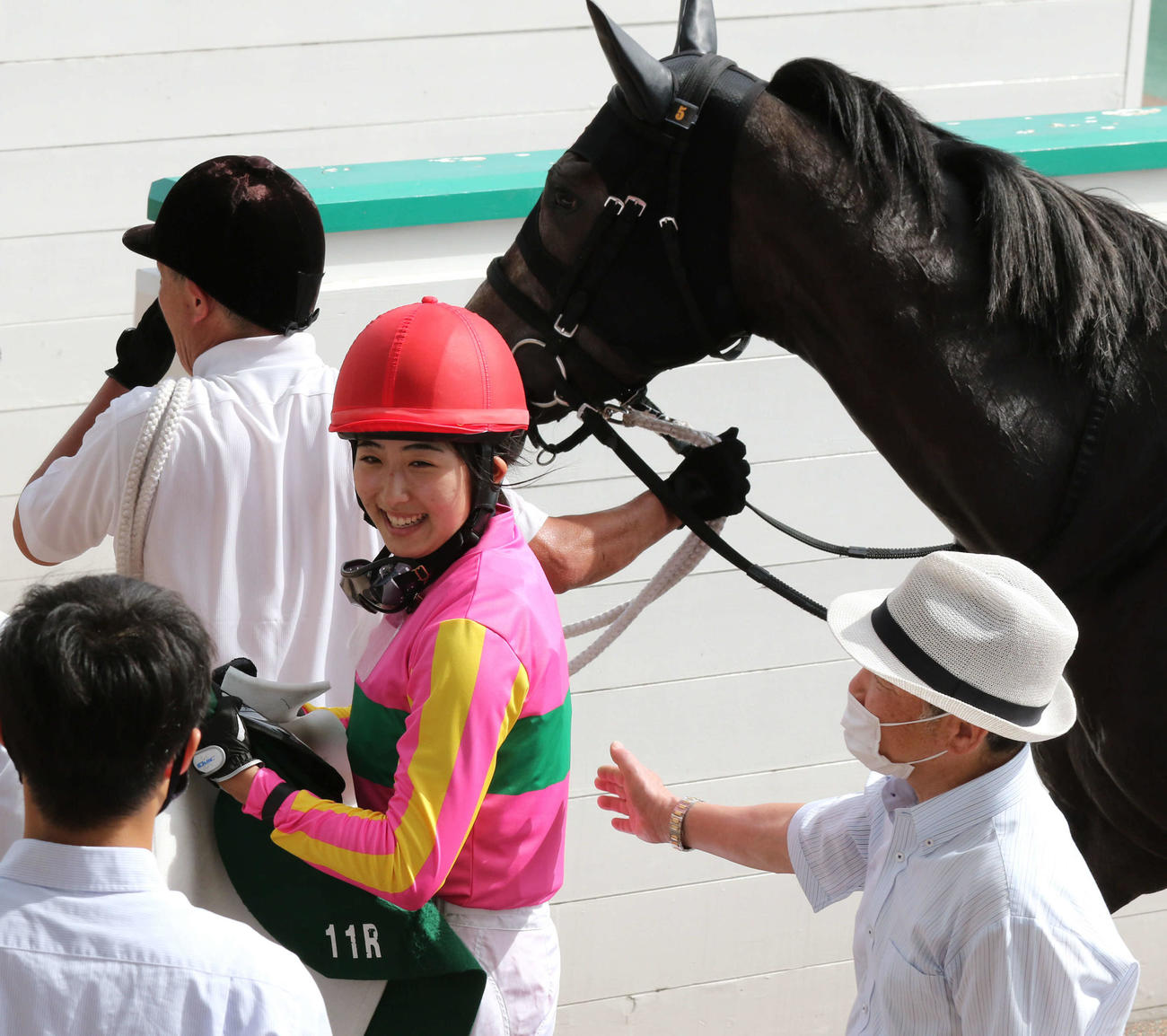 CBC賞を制し、祝福に笑顔の今村聖奈騎手（中央）（撮影・渦原淳）