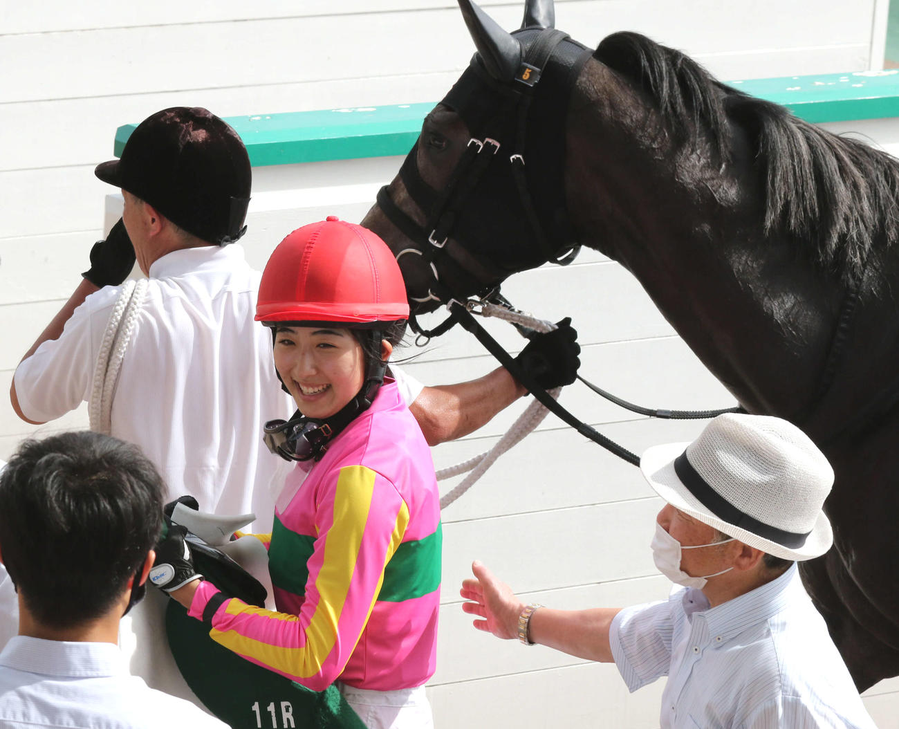 CBC賞を制し、祝福に笑顔の今村聖奈騎手（中央）（撮影・渦原淳）