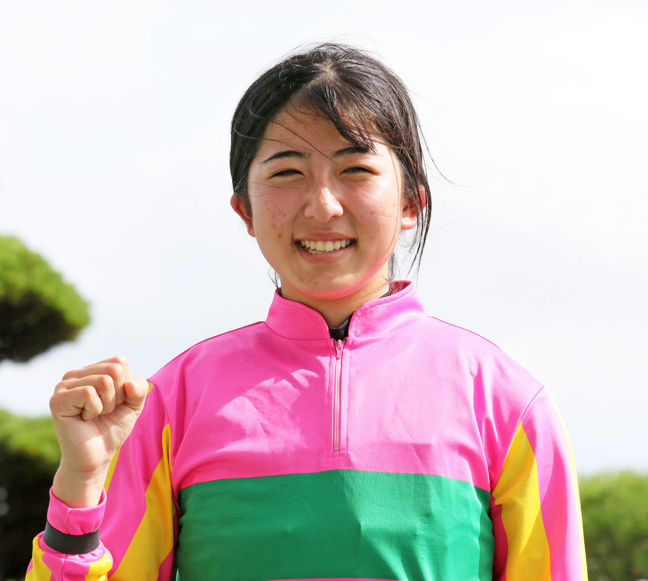 CBC賞を制しガッツポーズの今村聖奈騎手（撮影・渦原淳）