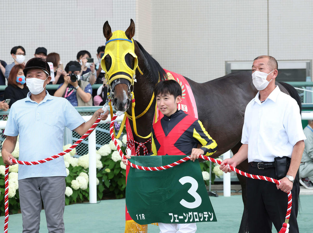 ラジオNIKKEI賞を制したフェーングロッテンの口取りをする松若騎手（中央）（撮影・丹羽敏通）