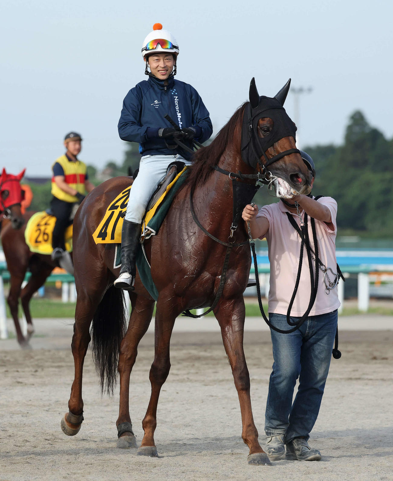 調教を終えて馬場を出るロザムールと丸田騎手（2022年6月29日撮影）