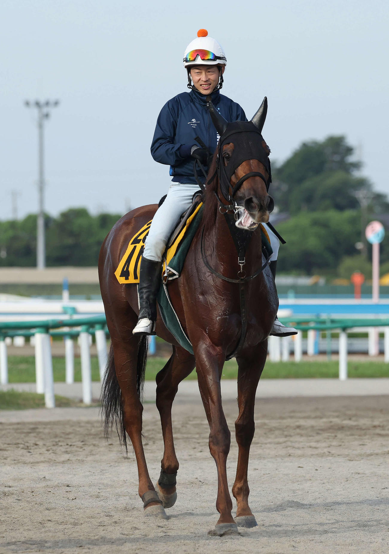 調教を終えて馬場を出るロザムールと丸田騎手（2022年6月29日撮影）
