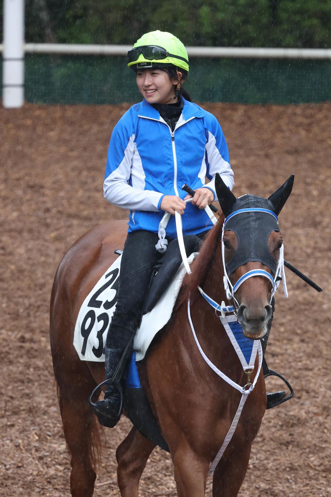 雨が降る中、調教に励む今村聖奈騎手