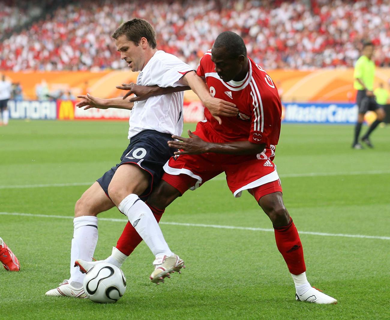 サッカー・イングランド代表時代のオーウェン氏（左）（撮影・PNP＝2006年6月）