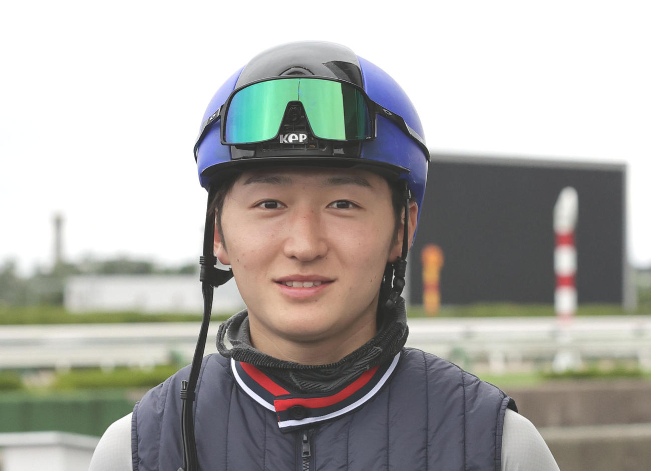 函館競馬場で調教に励む鮫島克駿騎手