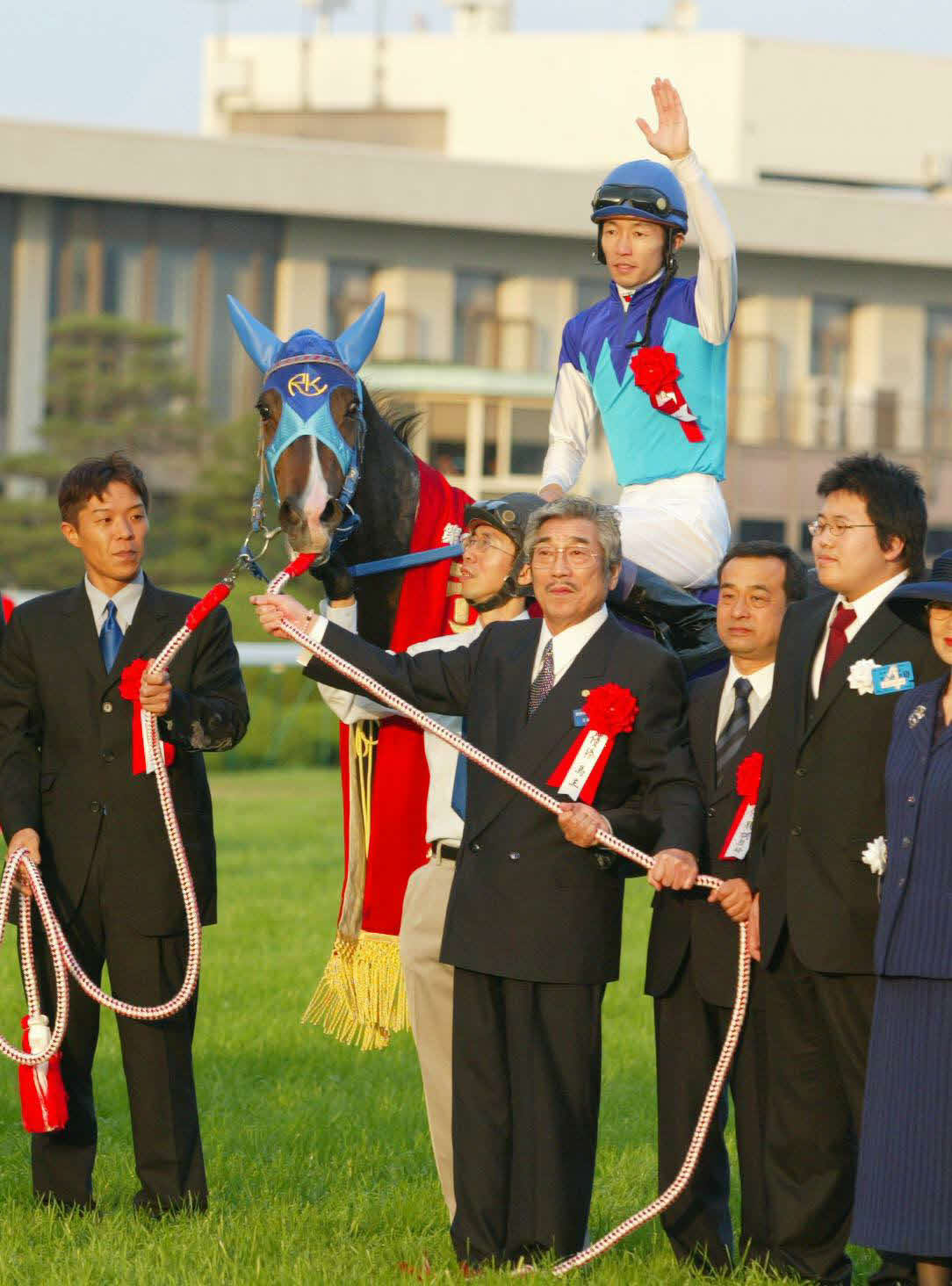 2003年エリザベス女王杯を制したアドマイヤグルーヴと武豊騎手。右端は橋田師