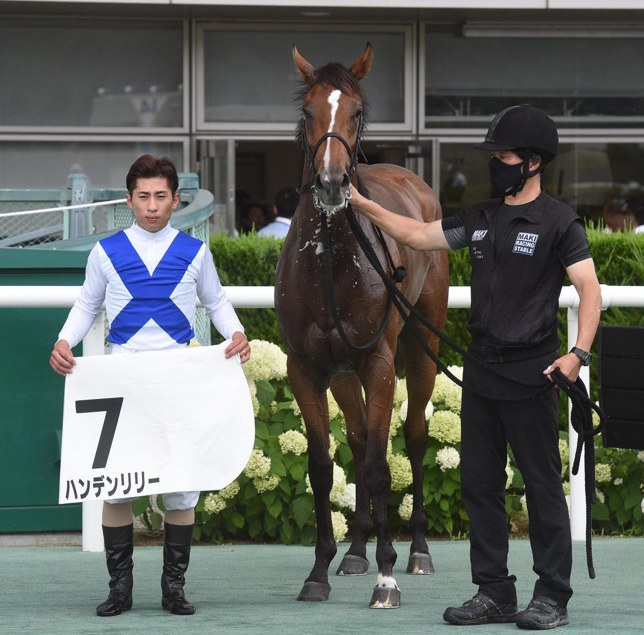 福島1R　2歳未勝利戦を勝ったハンデンリリーと木幡巧騎手（撮影・柴田隆二）
