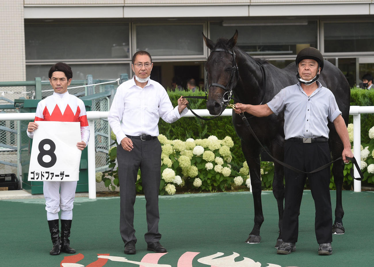 福島2Rを制したゴッドファーザーと戸崎騎手。中央は萩原師（撮影・柴田隆二）