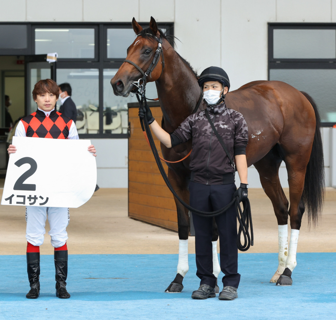 2歳未勝利戦を勝ったイコサンと池添騎手（撮影・村野早祐）
