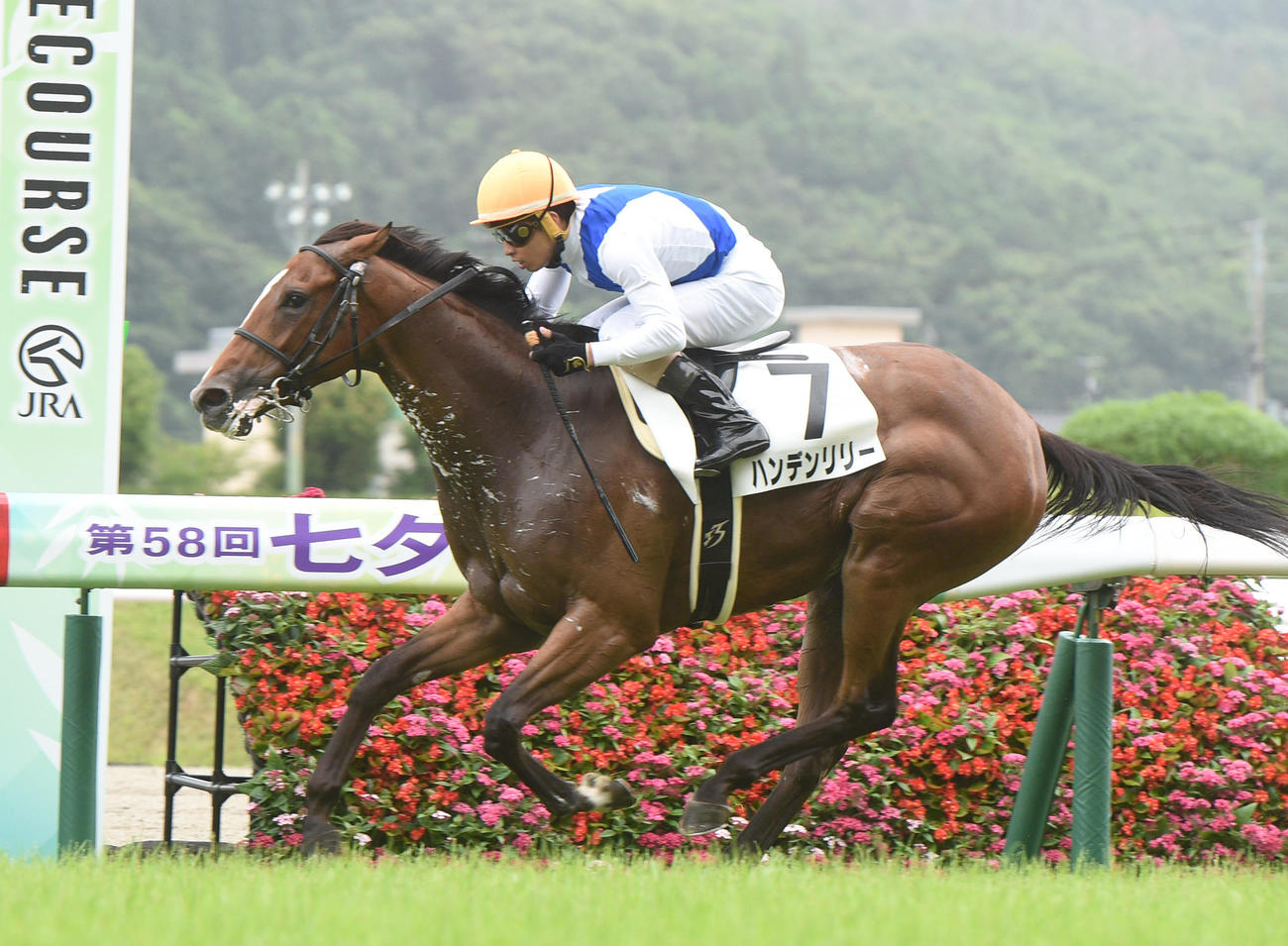 福島1R　1着ハンデンリリーと木幡巧騎手（撮影・柴田隆二）
