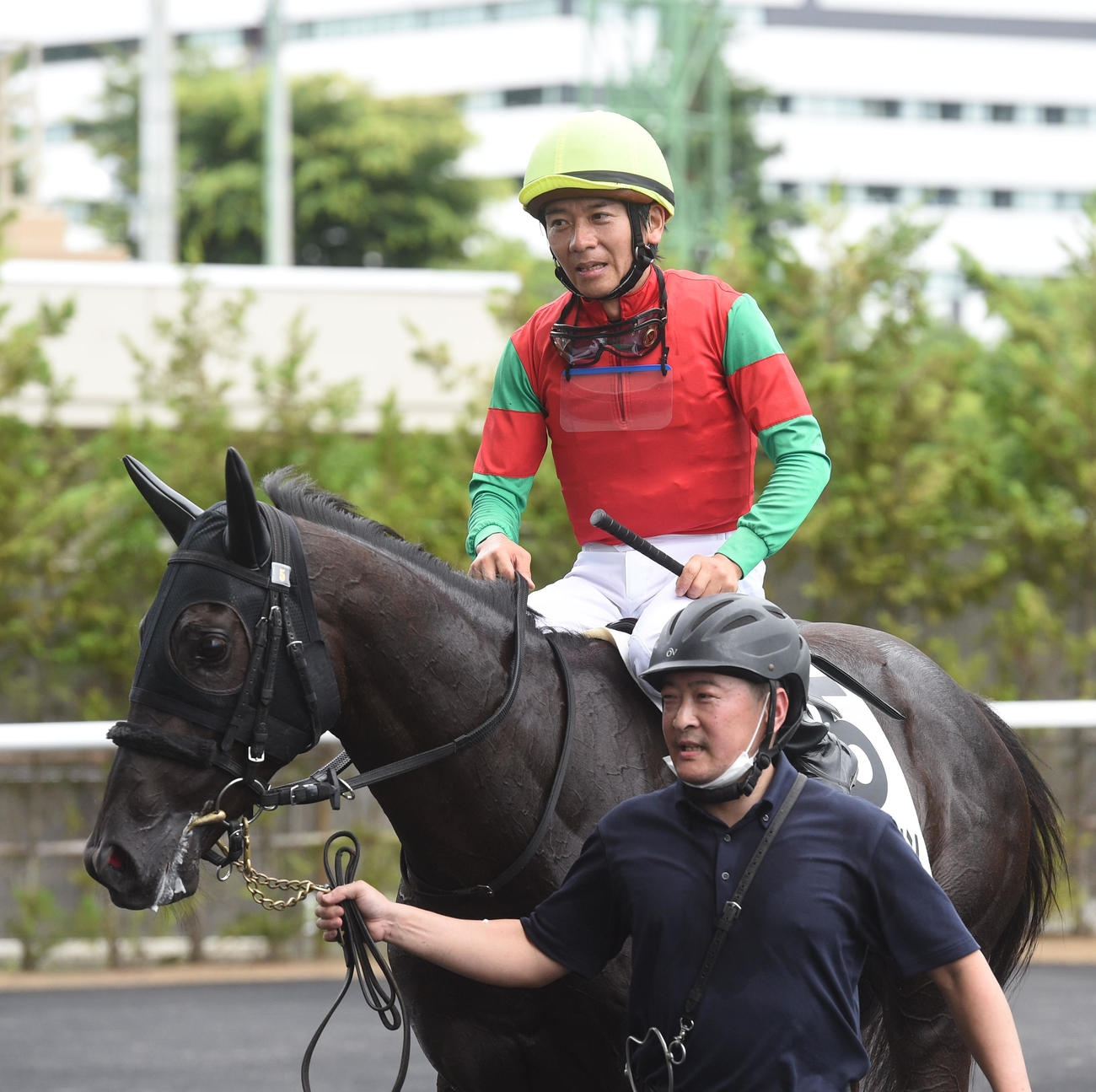 5R、新馬戦を制したマイネルズーメンと柴田大知騎手（撮影・柴田隆二）