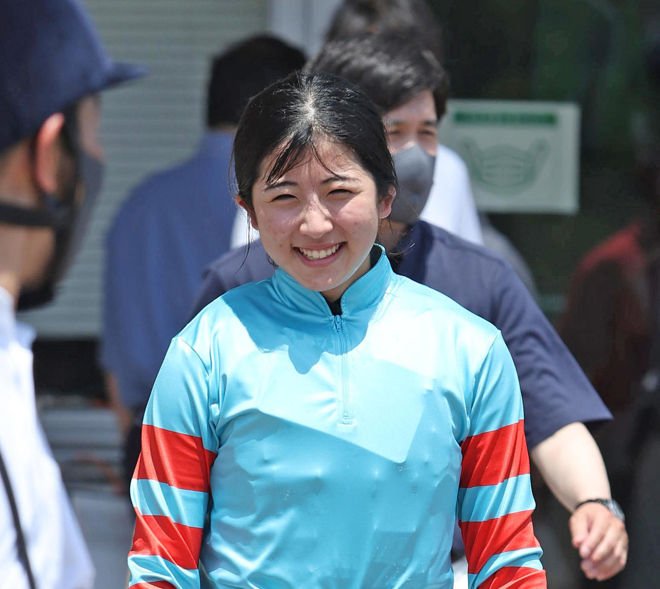 7Rを勝利し、笑顔で口取りへ向かう今村聖奈騎手（撮影・白石智彦）