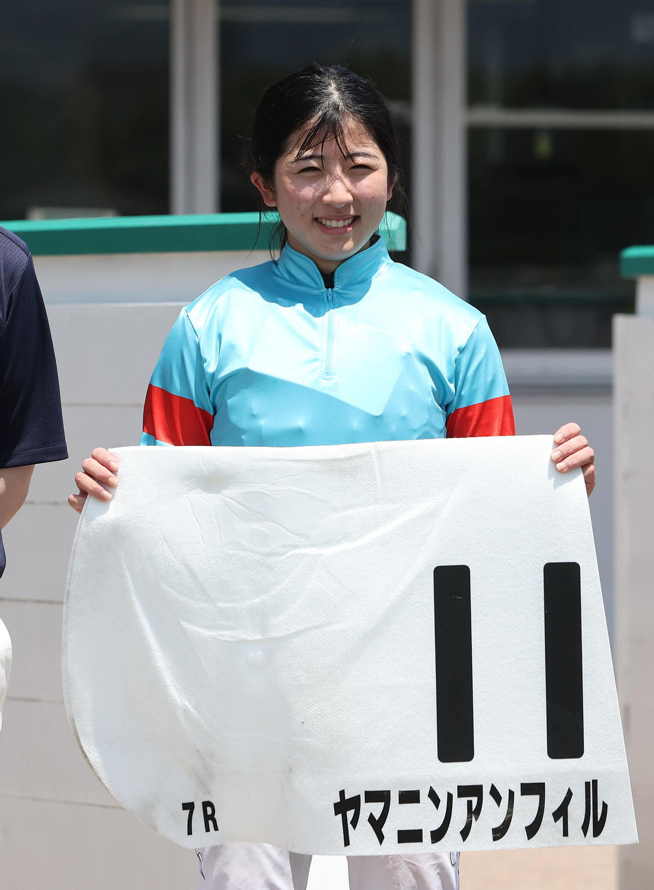 7R3歳未勝利　笑顔で口取りに並ぶ今村聖奈騎手（撮影・白石智彦）