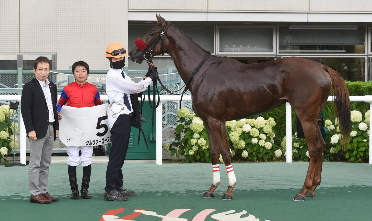 福島6R新馬戦を制したシルヴァーゴーストと柴田大知騎手、左は岩戸孝樹調教師（撮影・柴田隆二）