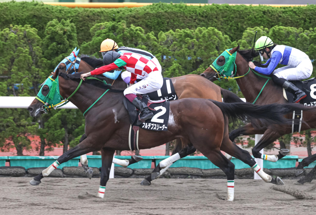 直線外から差し切りマリーンSを制したフルデプスリーダー（撮影・村野早祐）