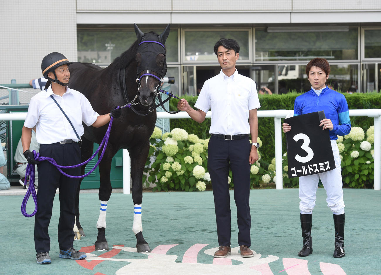 11R、阿武隈Sを制したゴールドスミスと石橋騎手、高柳瑞調教師（中央）（撮影・柴田隆二）