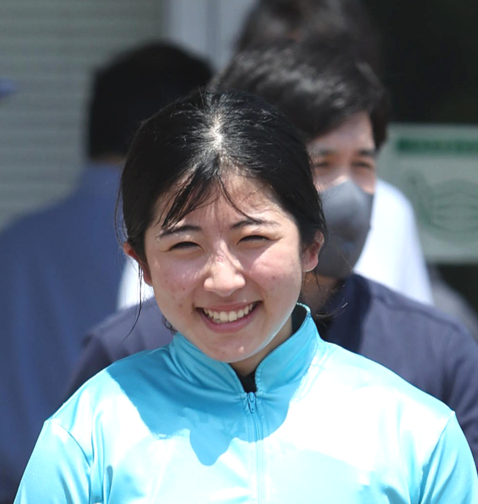7Rを勝利し、笑顔で口取りへ向かう今村聖奈騎手（撮影・白石智彦）