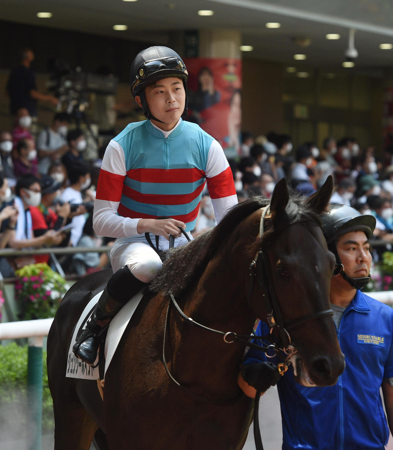 福島競馬3R、パドックを回るジュンツーポイントの大塚騎手、レースは9着に終わった（撮影・柴田隆二）