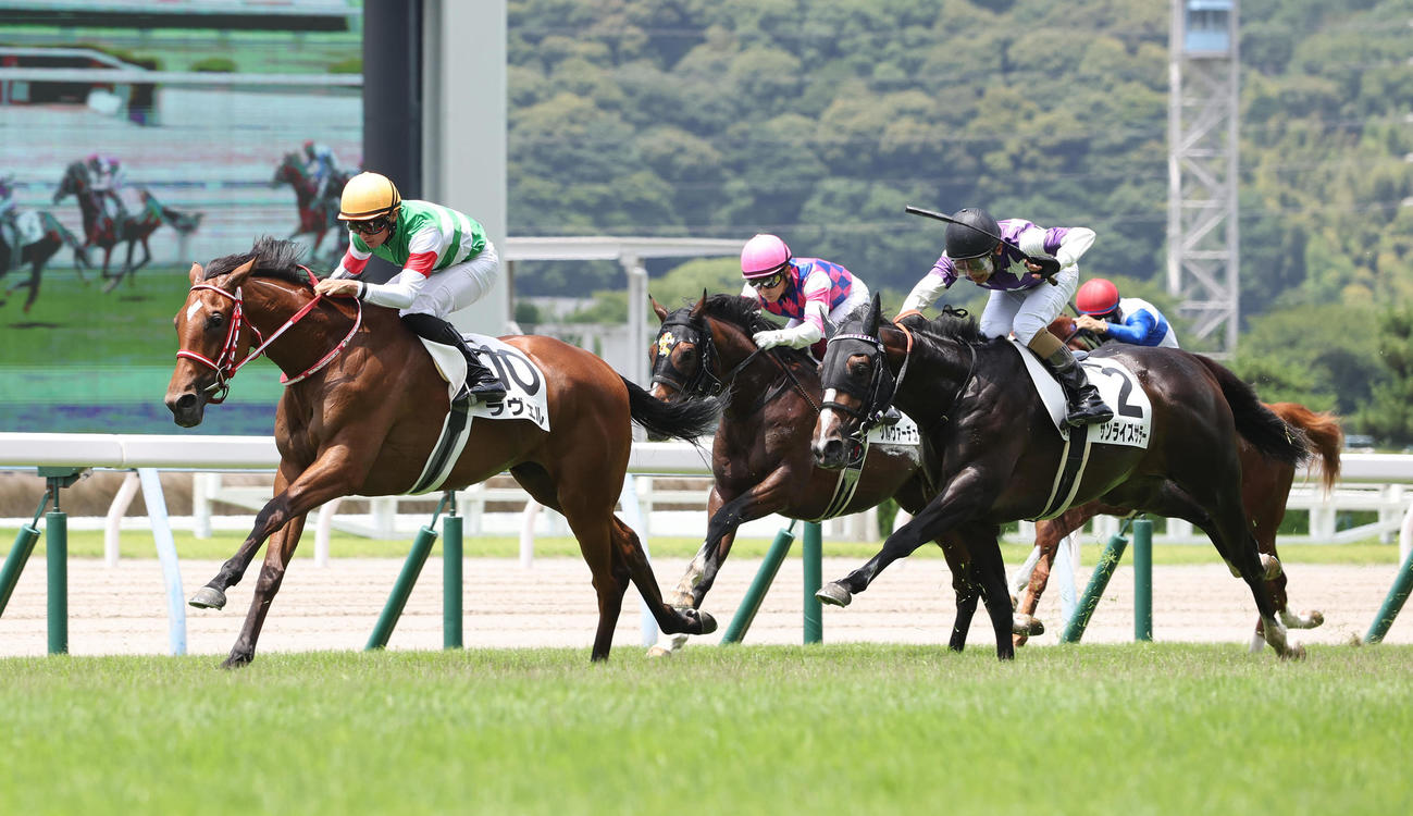 小倉新馬戦を制したラヴェル（左）（撮影・白石智彦）
