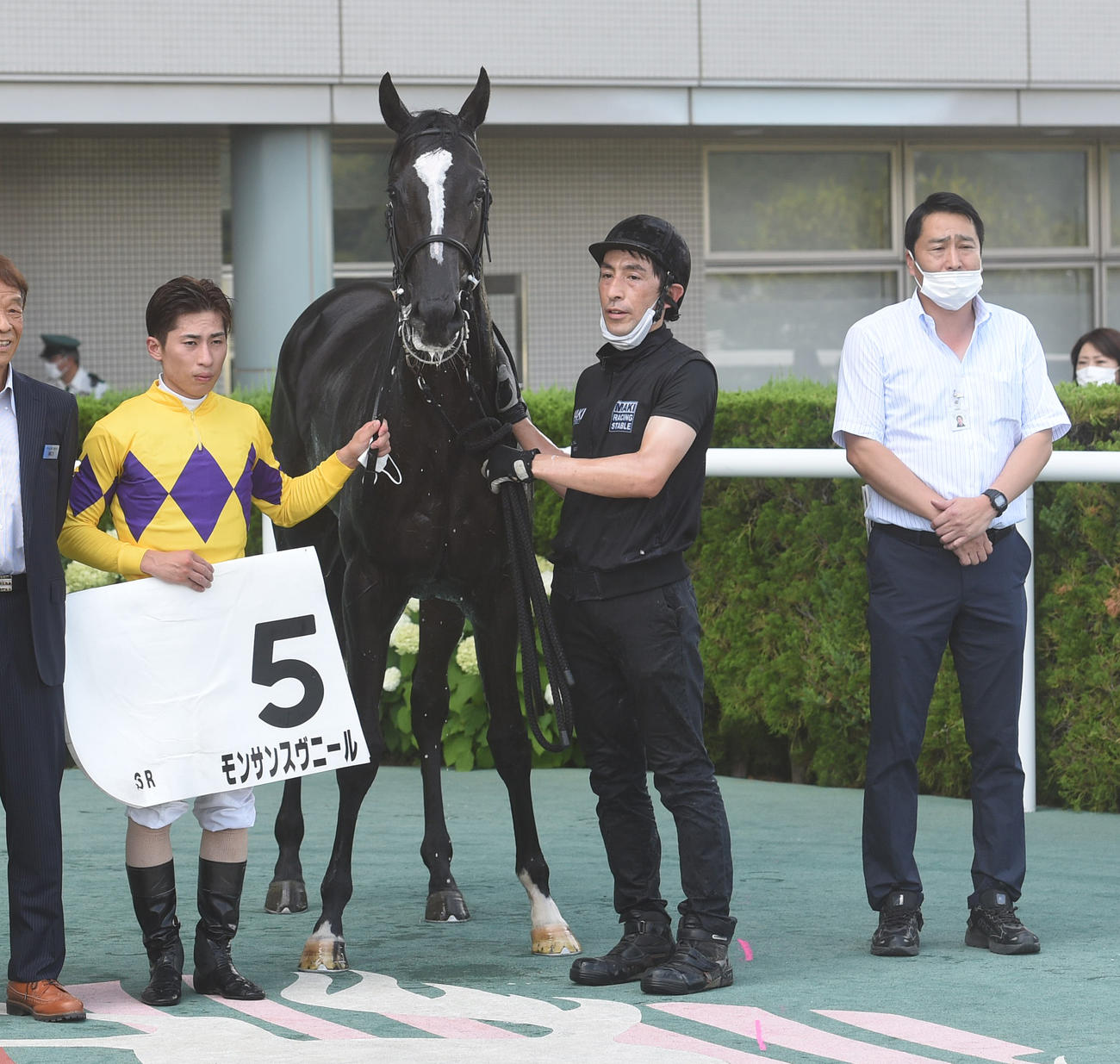 福島6R、新馬戦を制したモンサンスヴニールと木幡巧騎手、右は牧調教師（撮影・柴田隆二）