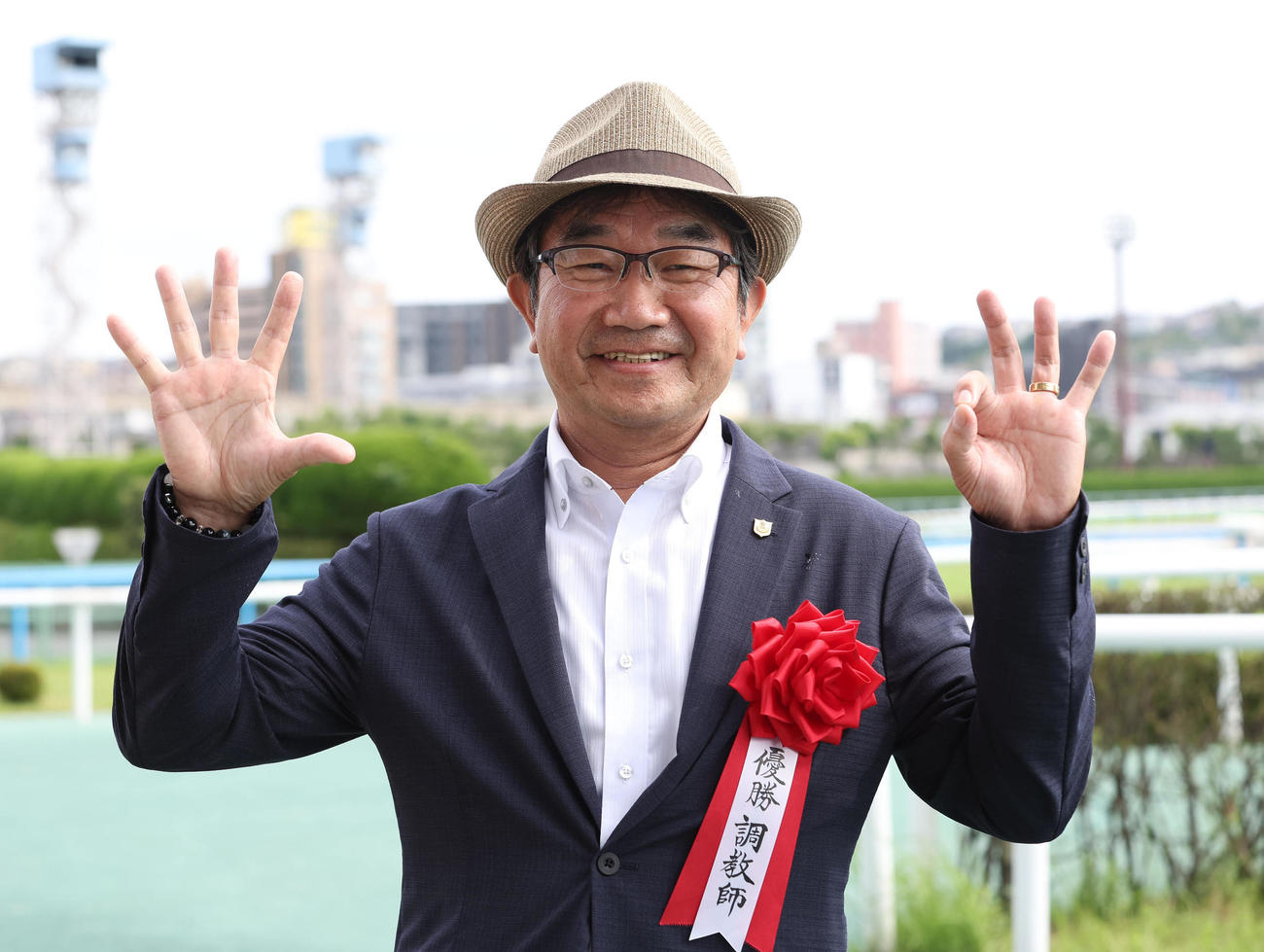 プロキオンSを制し、JRA重賞50勝を達成した佐々木晶三調教師（撮影・白石智彦）