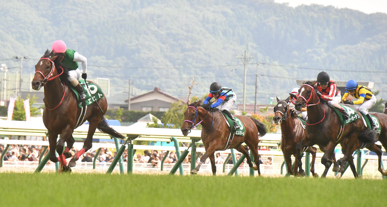 七夕賞を制したエヒト（左端）（撮影・柴田隆二）