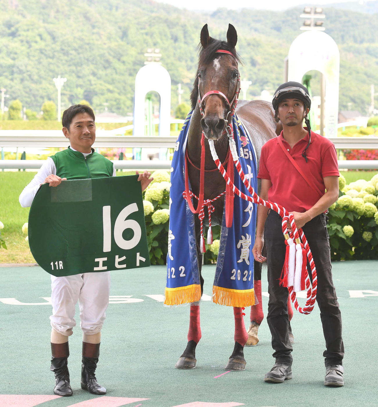 11R、七夕賞を制したエヒトと田中勝騎手（左）（撮影・柴田隆二）