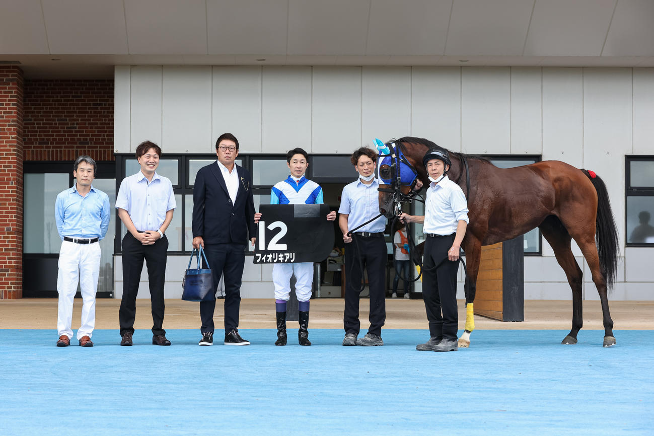 五稜郭Sを制したフィオリキアリの口取りに並ぶ武豊騎手（左から4人目）ら（撮影・村野早祐）