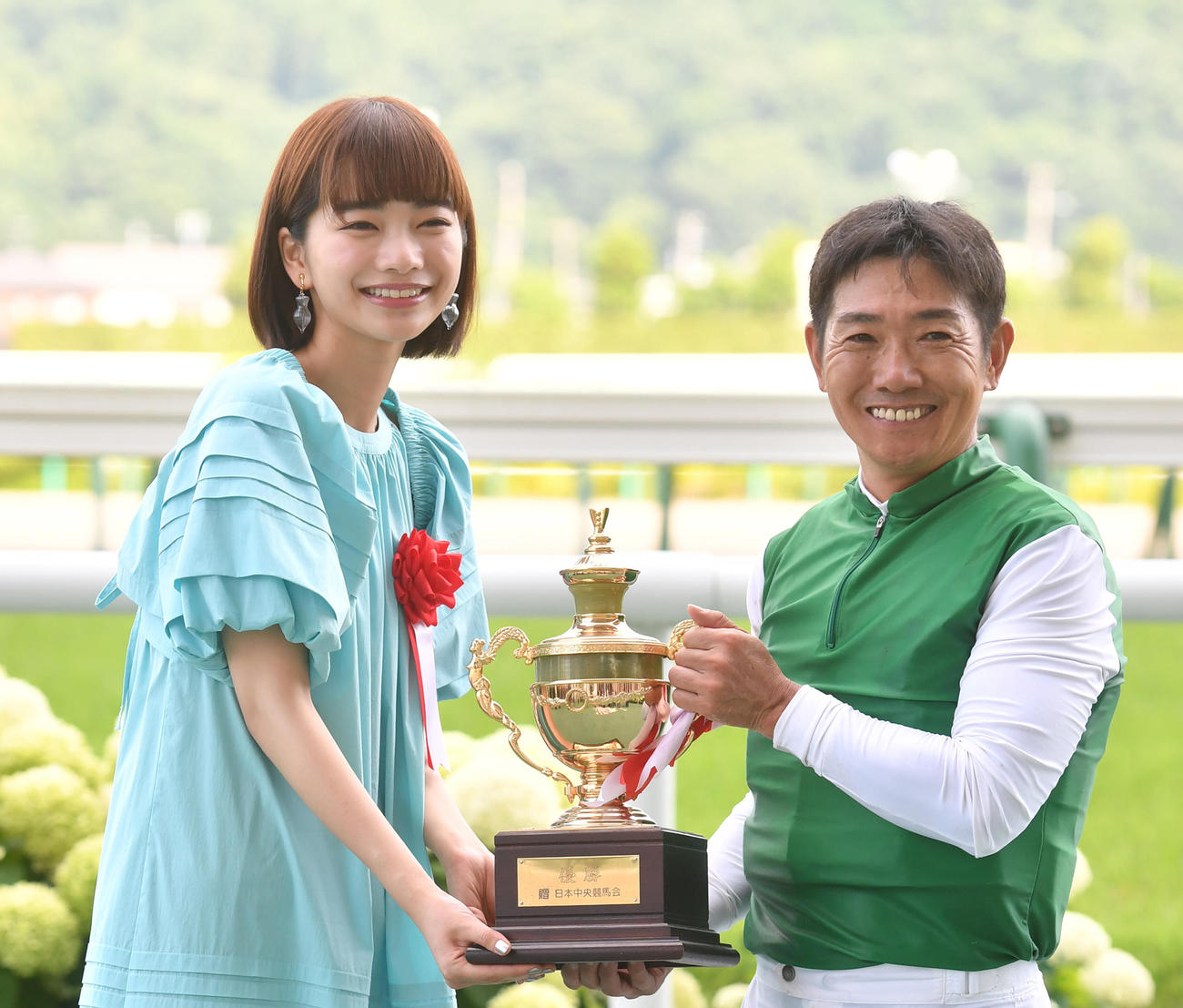 七夕賞プレゼンターを務めた見上愛（左）と田中勝春騎手（撮影・柴田隆二）