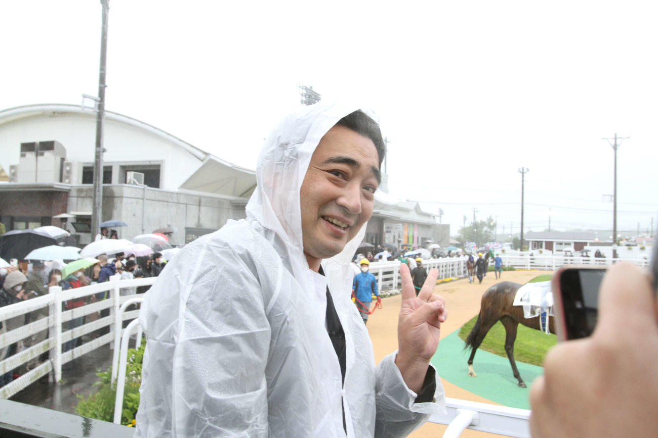 22年6月、門別競馬場のパドックでオマタセシマシタのデビュー戦を応援するジャングルポケット斉藤慎二