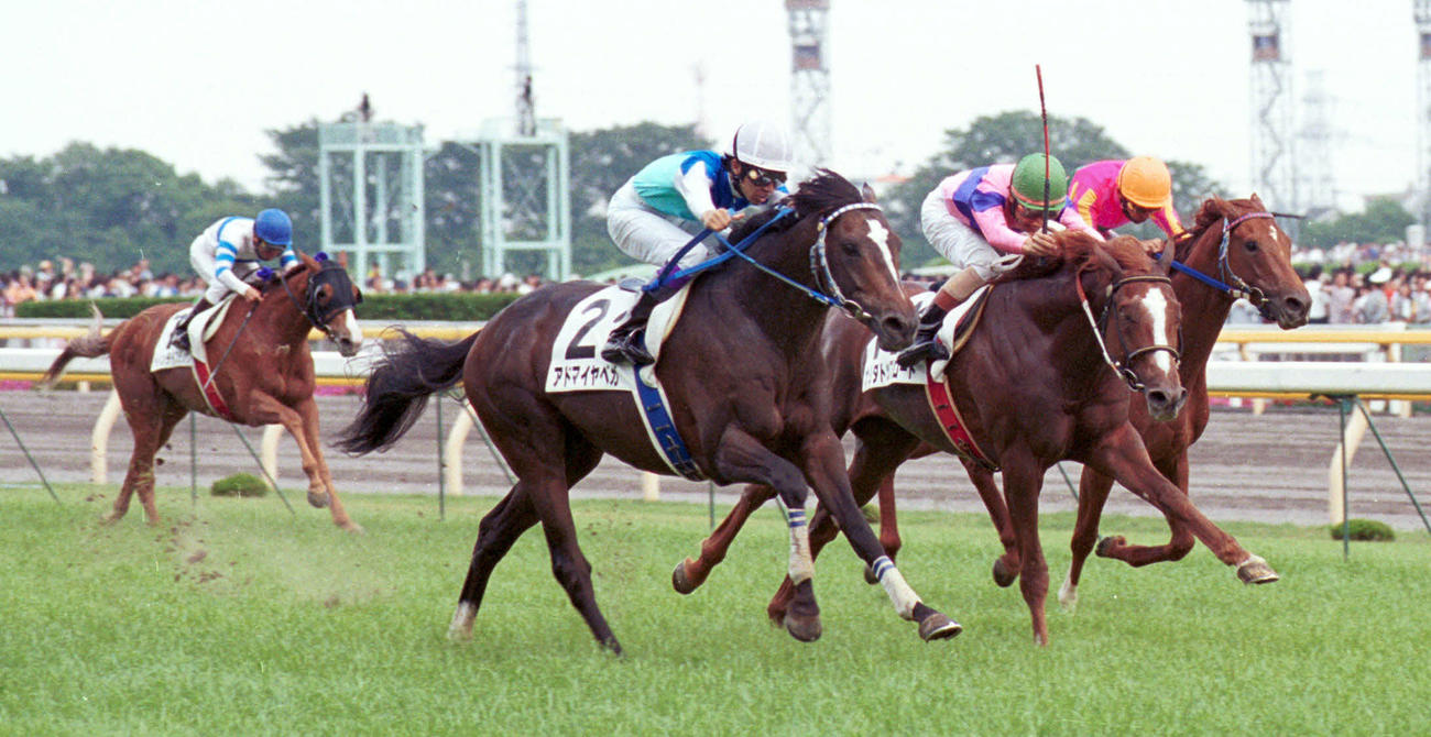 99年のダービーで2着のナリタトップロードと渡辺薫彦騎手（右から2頭目）