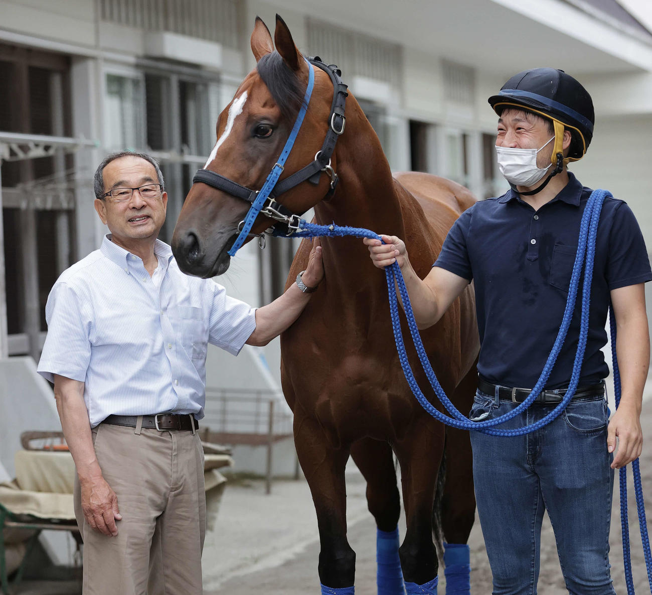 スカーフェイスでJRA全場重賞制覇を狙う橋田満調教師（左）。右は担当の橋田宣長（よしたけ）調教助手