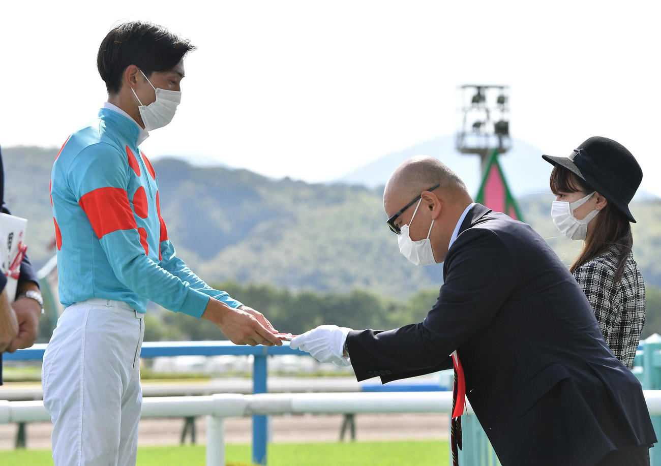 西部日刊スポーツ杯を制した藤岡康騎手（左）に目録を手渡す浜崎孝宏西部本社代表（撮影・岩下翔太）