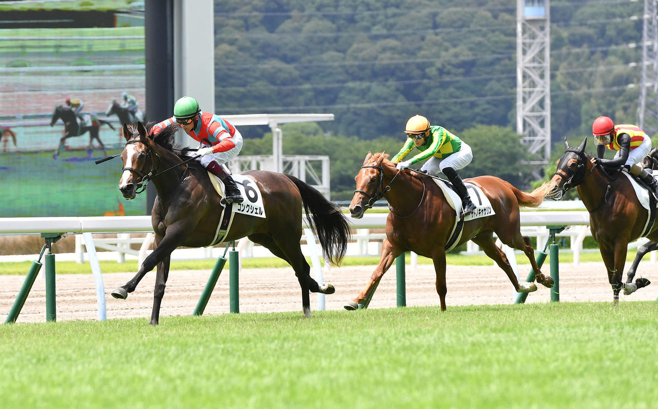 直線で鋭く伸びて新馬戦を制したコンクシェルと福永騎手（撮影・岩下翔太）