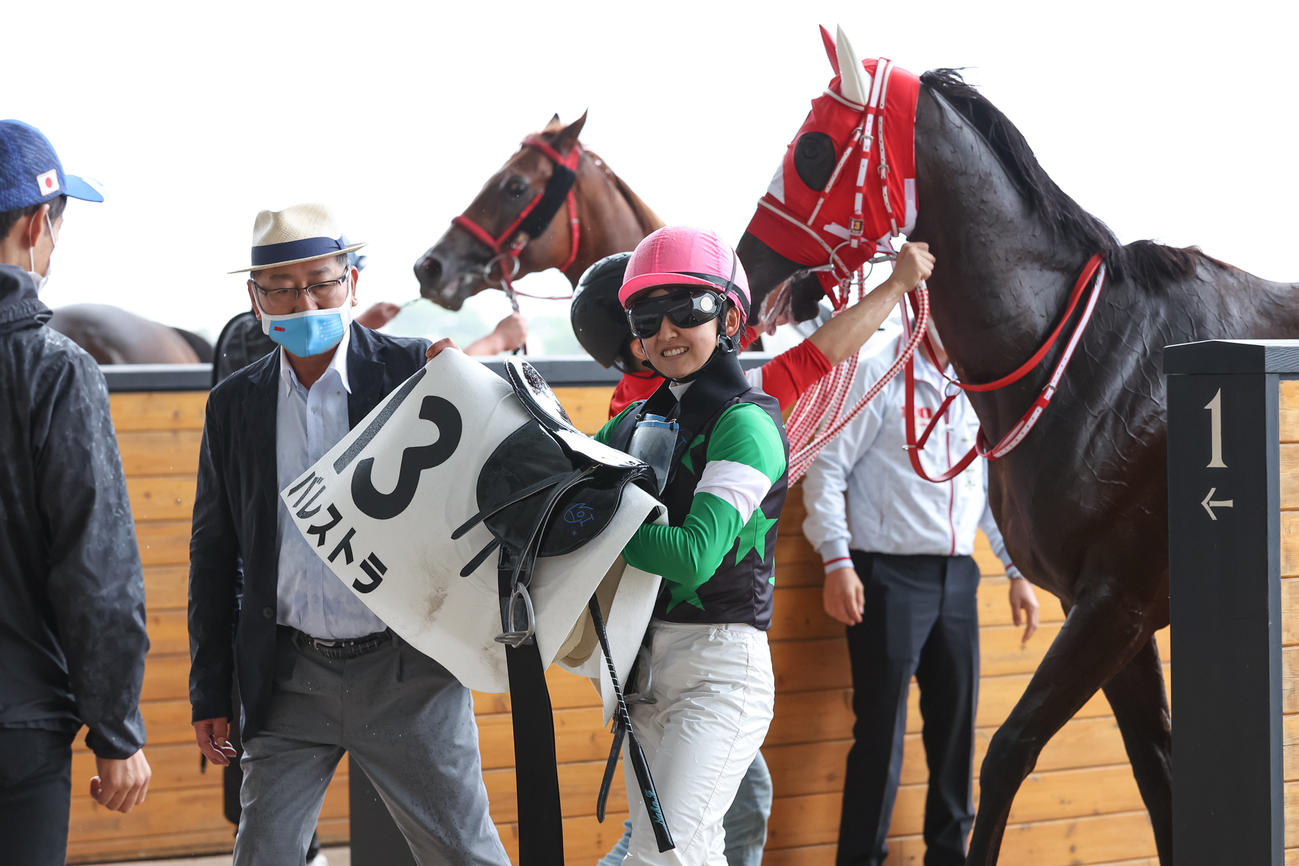 函館6Rをバレストラで勝利した古川奈穂騎手（撮影・村野早祐）
