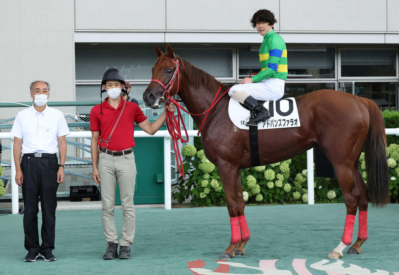 福島1R、2歳未勝利戦を制したアドバンスファラオの口取りをする森師（左）と松岡騎手（撮影・丹羽敏通）
