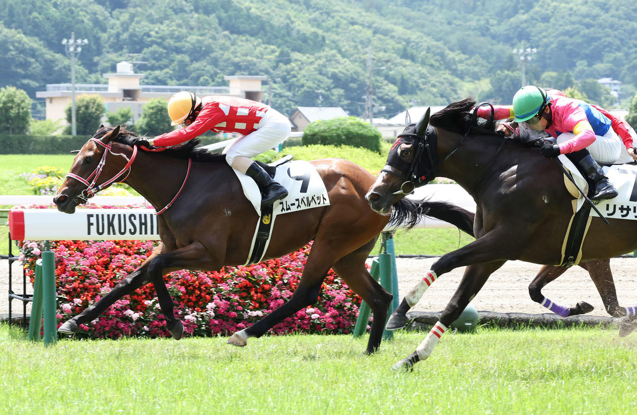 福島2R、2歳未勝利を制したスムースベルベットと嶋田騎手（左）（撮影・丹羽敏通）