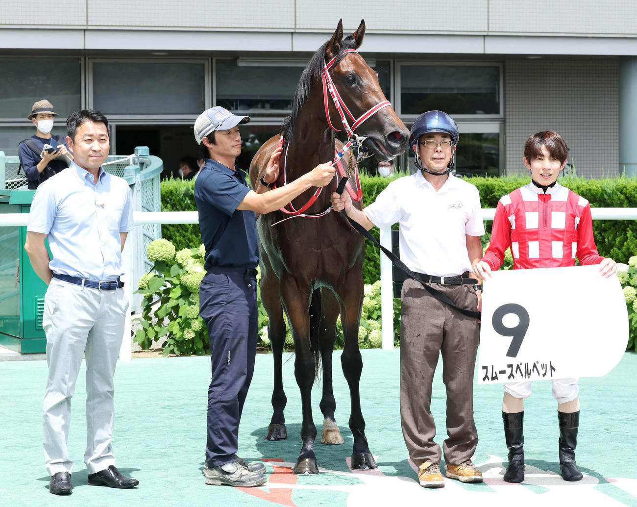 福島2R、2歳未勝利を制したスムースベルベットの口取りをする手塚師（左）と嶋田騎手（右）（撮影・丹羽敏通）