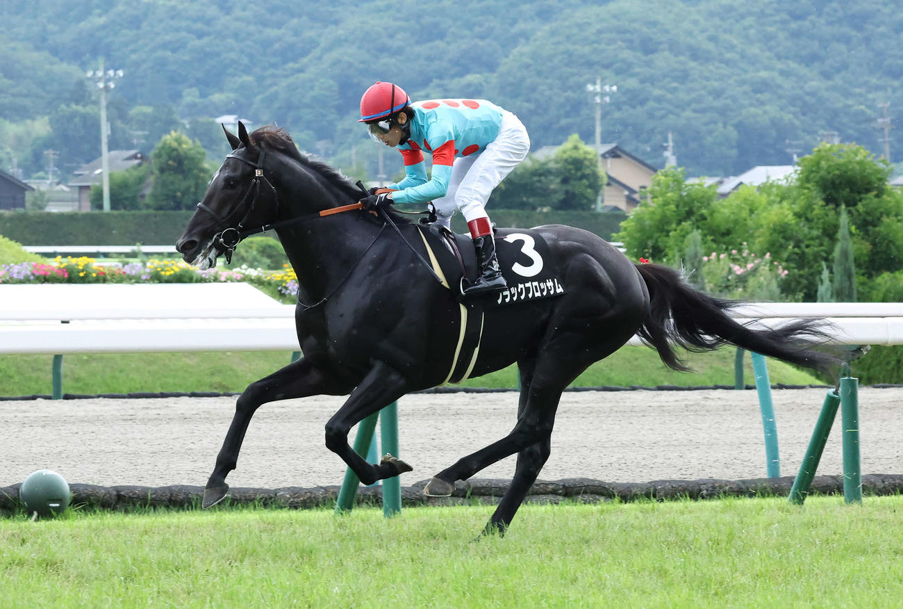 福島10R、信夫山特別を制したブラックブロッサムと田辺騎手（撮影・丹羽敏通）