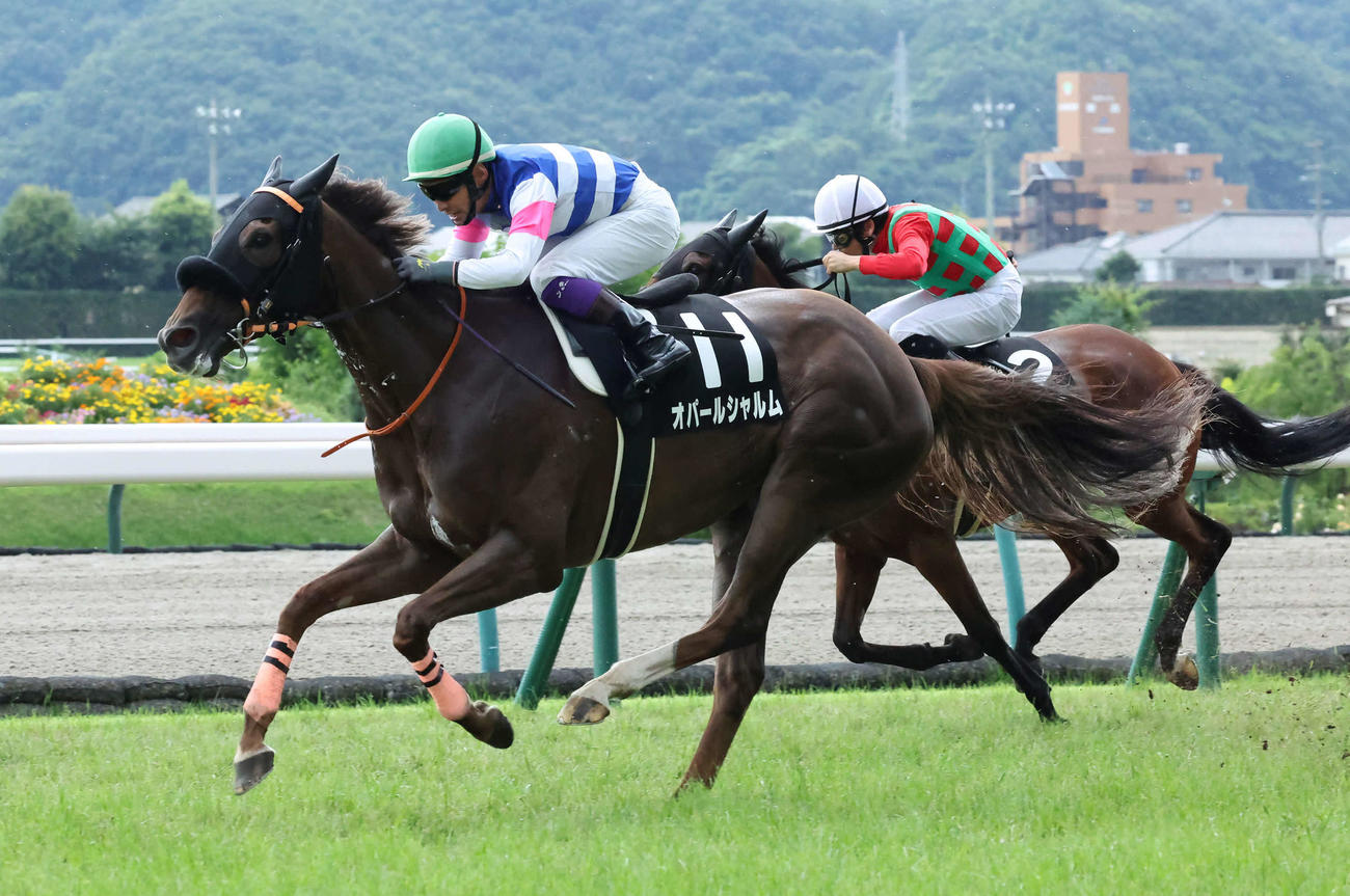 福島11R、福島テレビOPを制したオパールシャルムと江田照騎手（撮影・丹羽敏通）