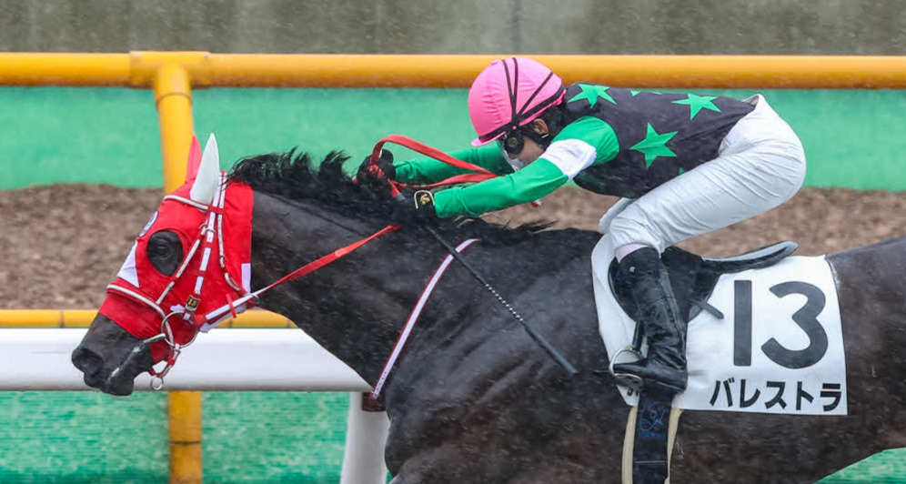 16日の函館6R、バレストラに騎乗し勝利する古川奈穂騎手　