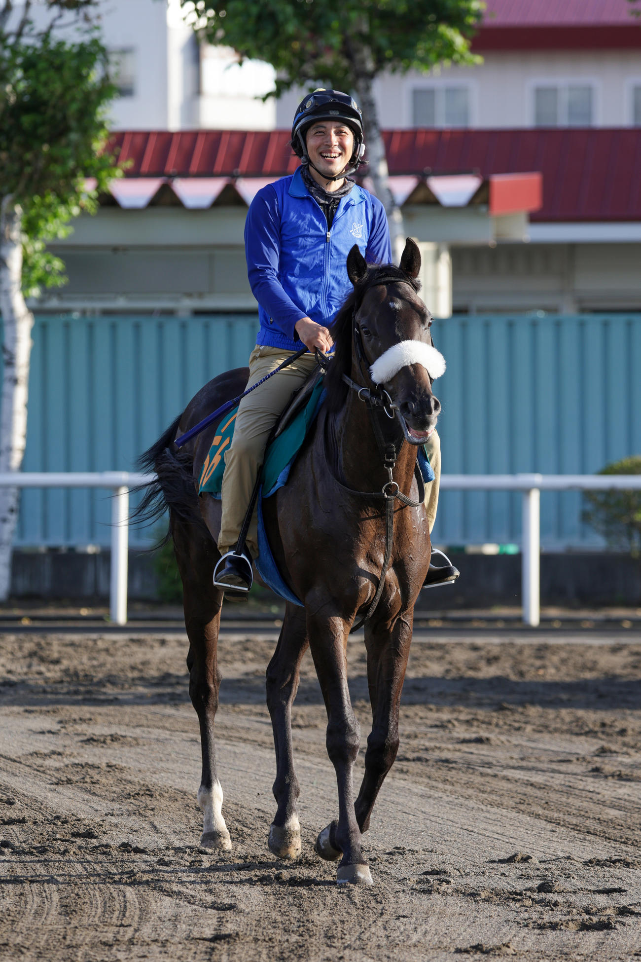 札幌競馬場で順調な調整を積むシュバルツガイスト