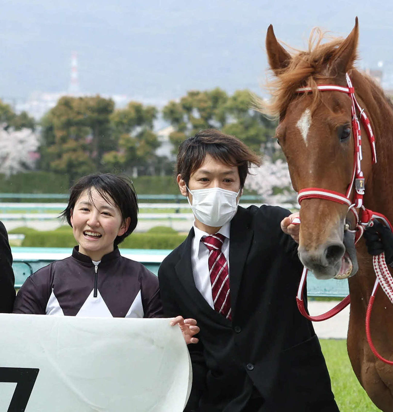 ステイブルアスクで4歳以上2勝クラスを制して口取りに並ぶ古川奈穂騎手（2022年4月3日撮影）