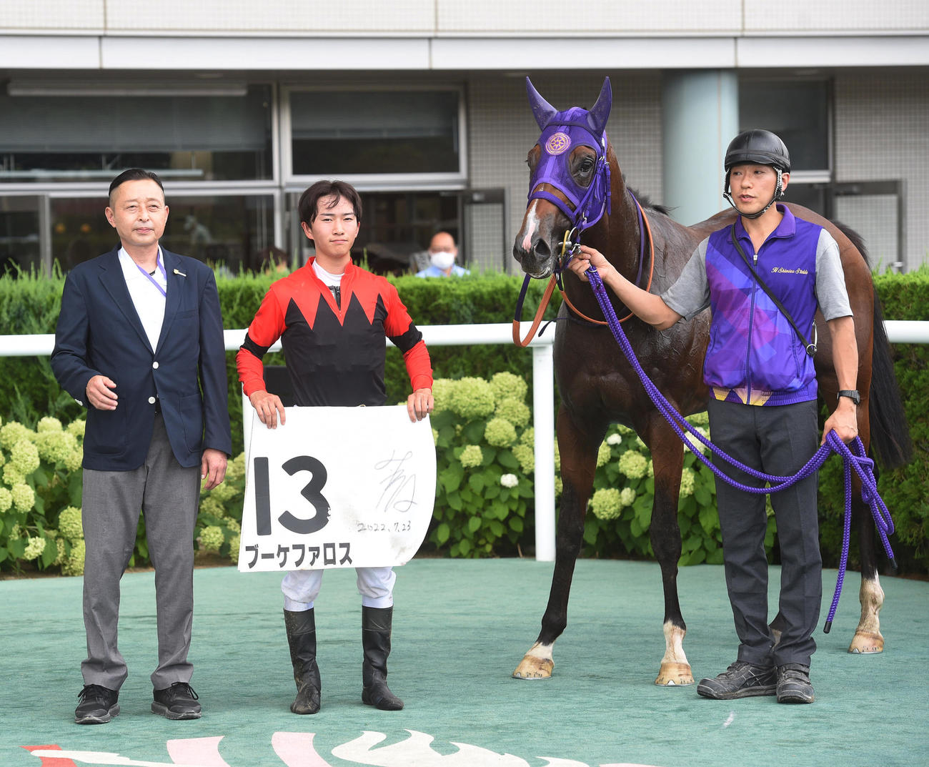 福島1R、1着のブーケファロスと菅原明良騎手、左端は清水英克師（撮影・柴田隆二）