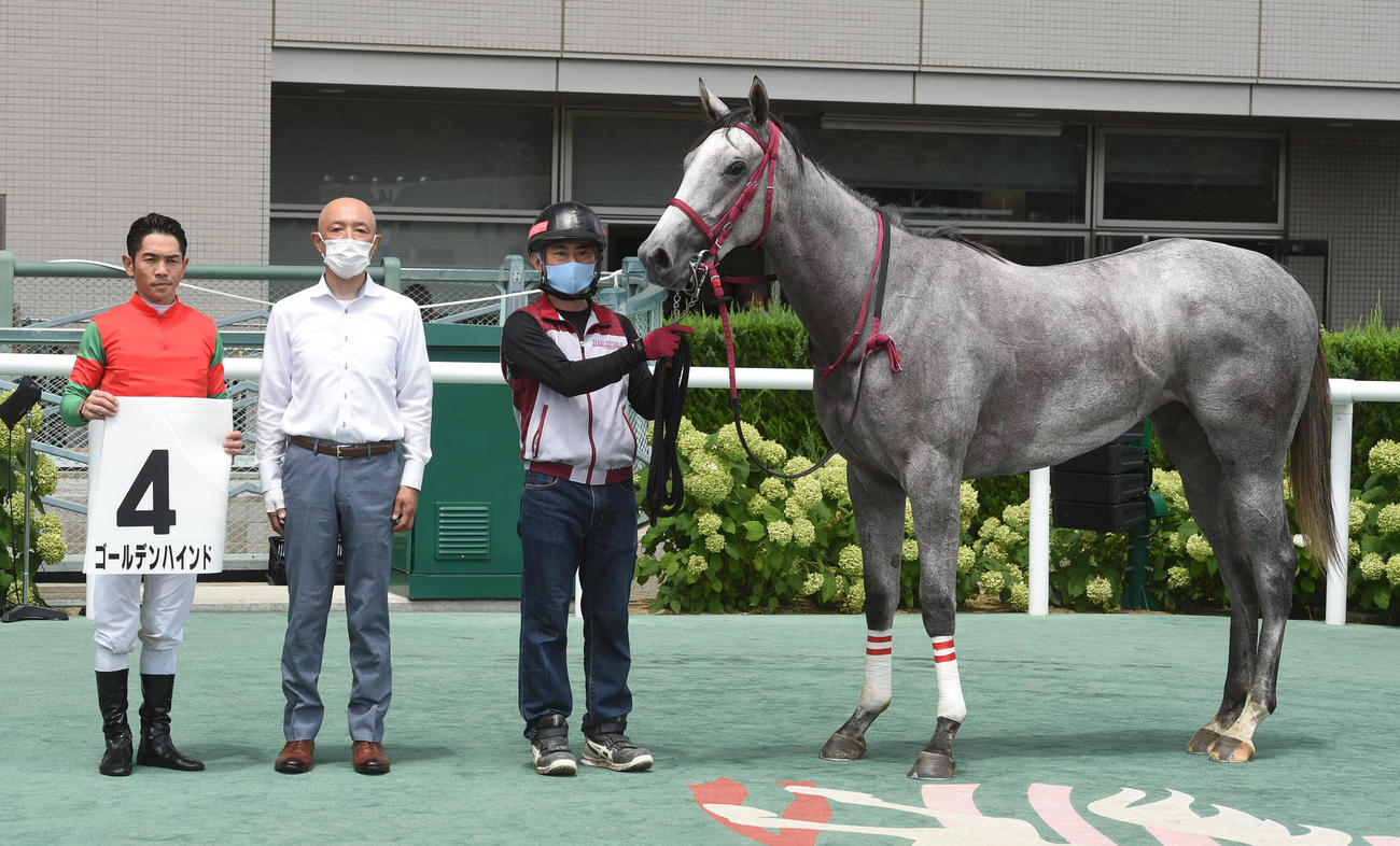 ゴールデンハインドと戸崎圭太騎手、中央は武市康男調教師（撮影・柴田隆二）