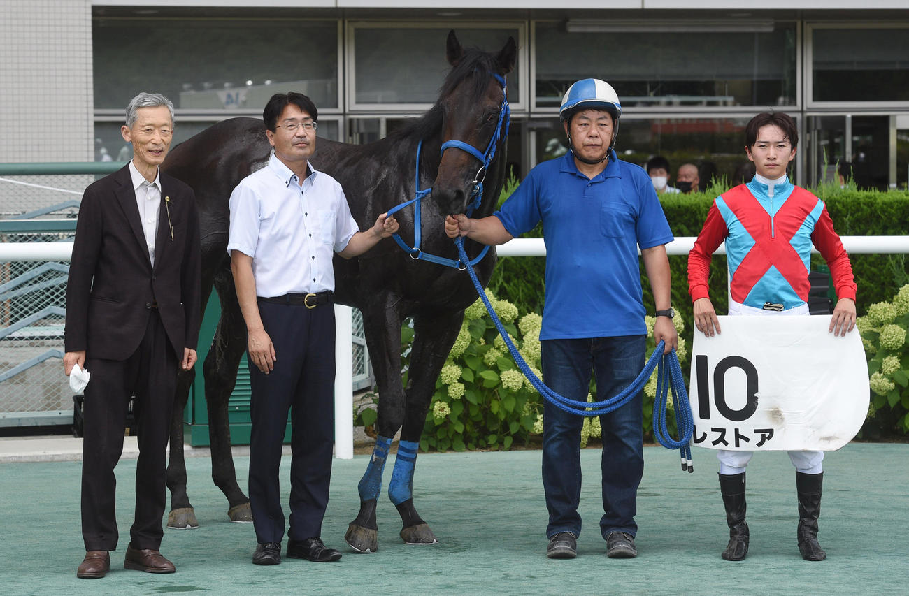 5R、新馬戦を制したレストアと菅原明騎手、左から2人目は小笠調教師（撮影・柴田隆二）