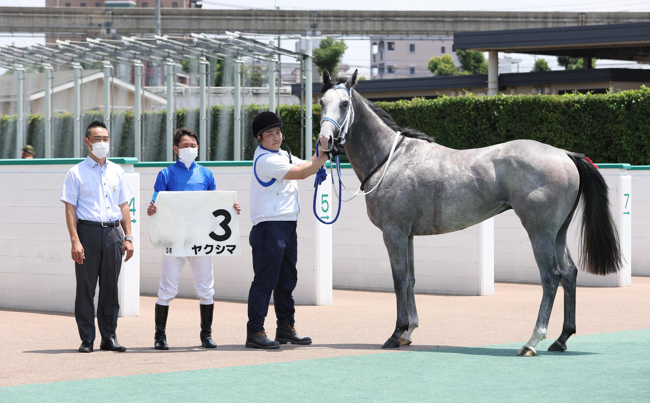 新馬戦を快勝したヤクシマと口取りに並ぶ岩田望来騎手（中央）（撮影・白石智彦）