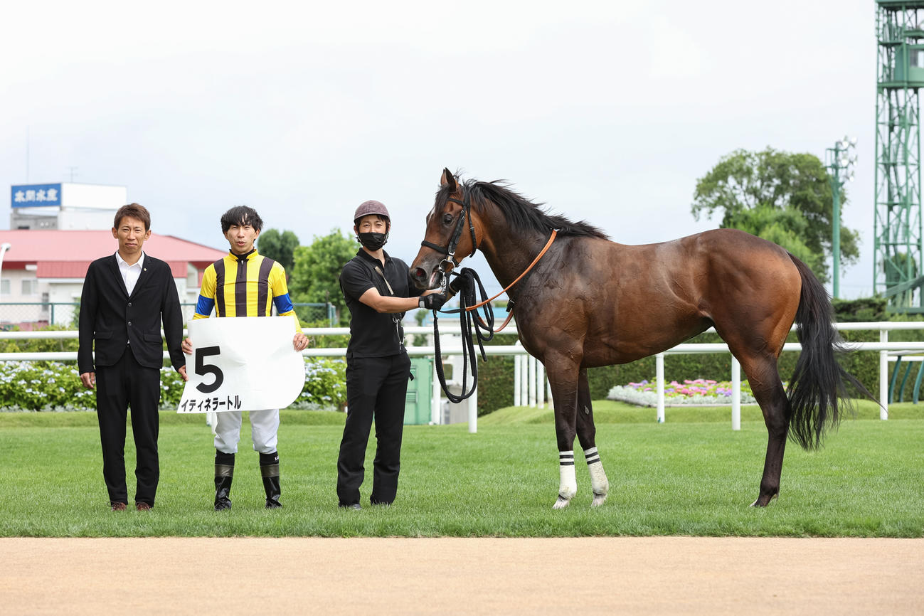 2歳未勝利を勝ち上がり口取りに臨むイティネラートル（撮影・村野早祐）
