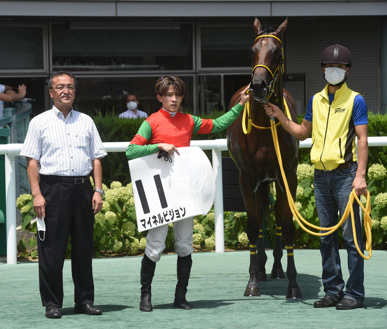 1着マイネルビジョンと石川裕紀人騎手、左は高木登調教師（撮影・柴田隆二）